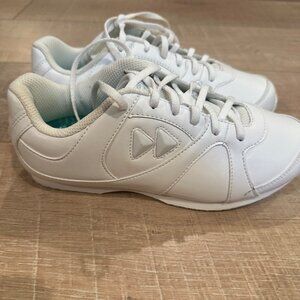 KAEPA WOMENS WHITE CHEER SHOES NWOB 5.5